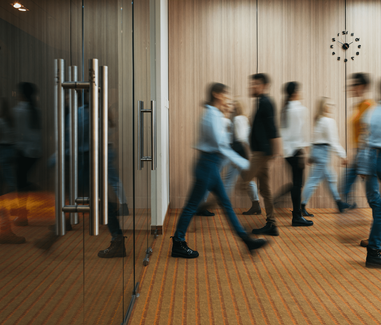People-Walking-Blurred Sekelompok karyawan kantor sedang berjalan-jalan di ruang kerja bersama. Orang-orang di pusat bisnis berjalan di aula. Gerakan kabur. Gambar lebar