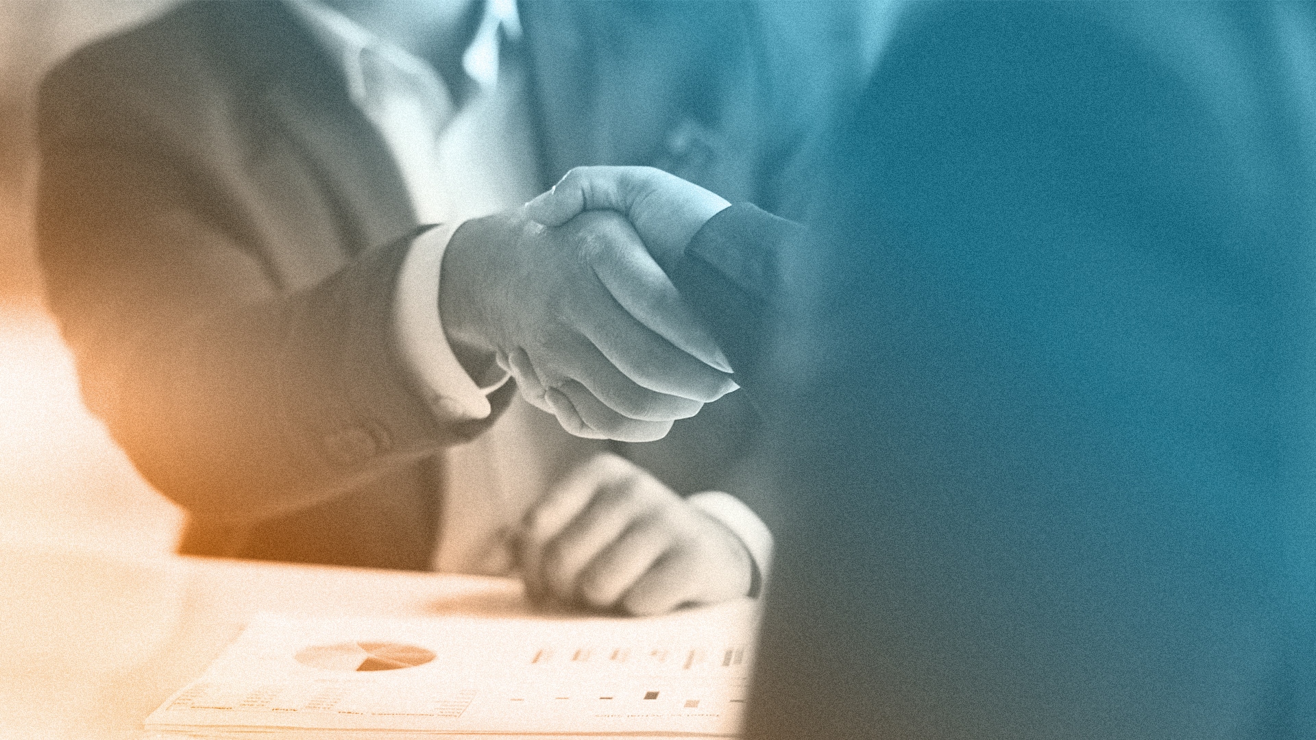 La imagen muestra a dos personas dándose la mano a través de una mesa, representando la portada del blog para KYC AML: explicando la importancia y la diferencia