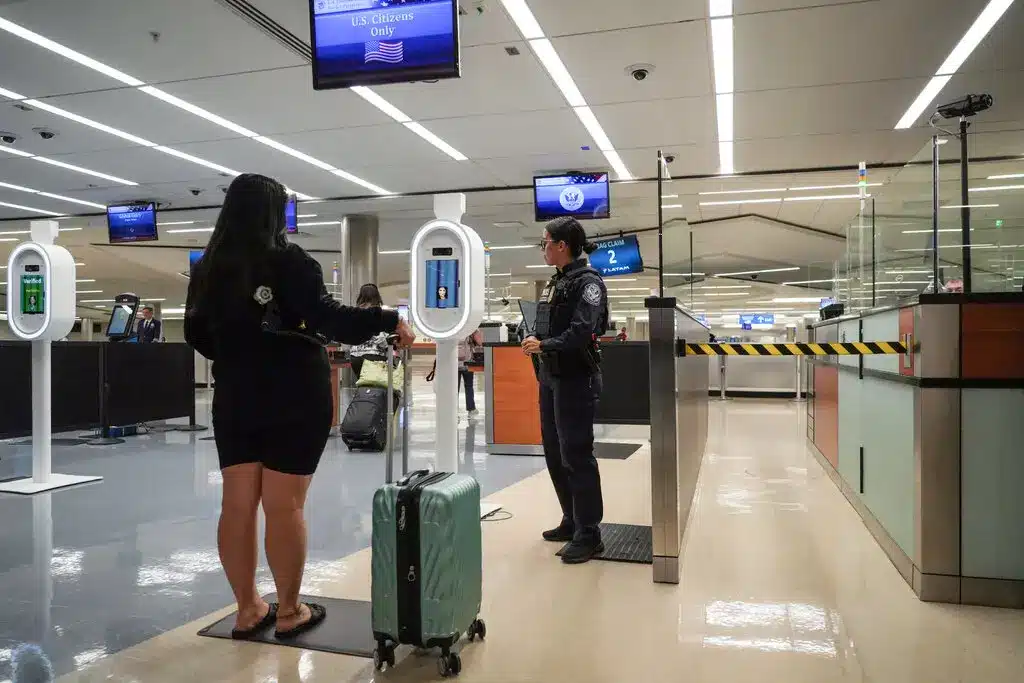 The New York Times: New Biometric Tech May Let You Keep Your Passport in Your Pocket 4 Hình ảnh Công nghệ du lịch sinh trắc học iProov của NYT